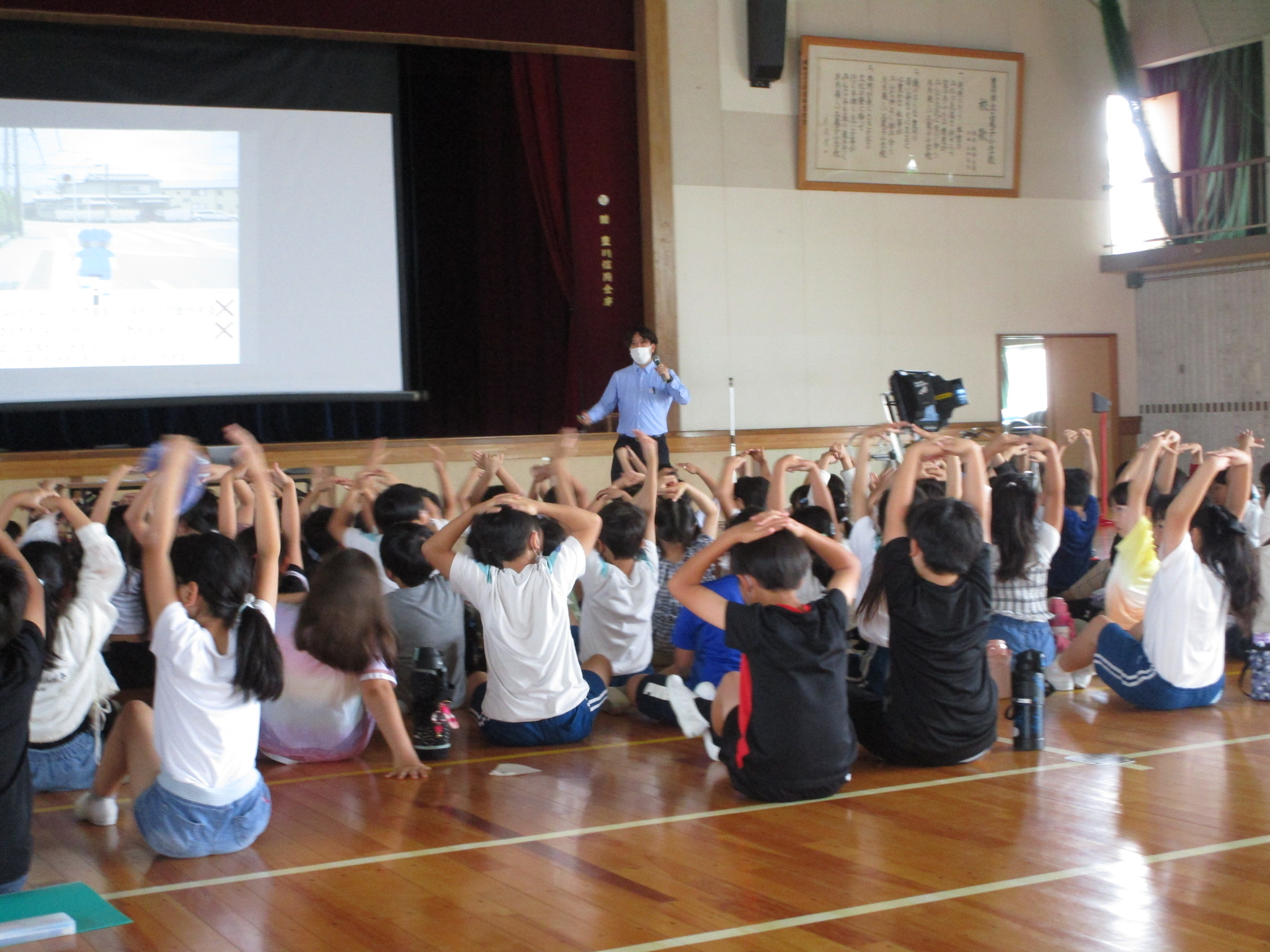 豊川市立三蔵子小学校で交通安全教室を開催しました。